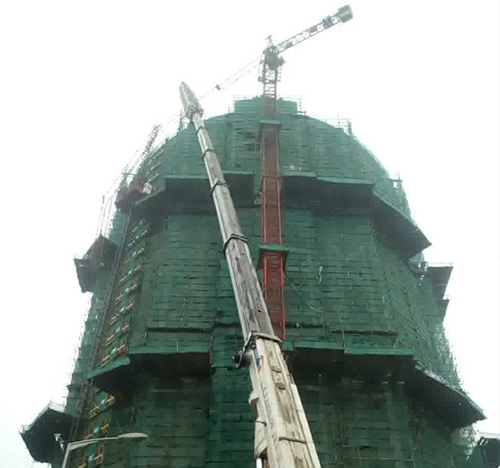 上城吊车在工地上作业